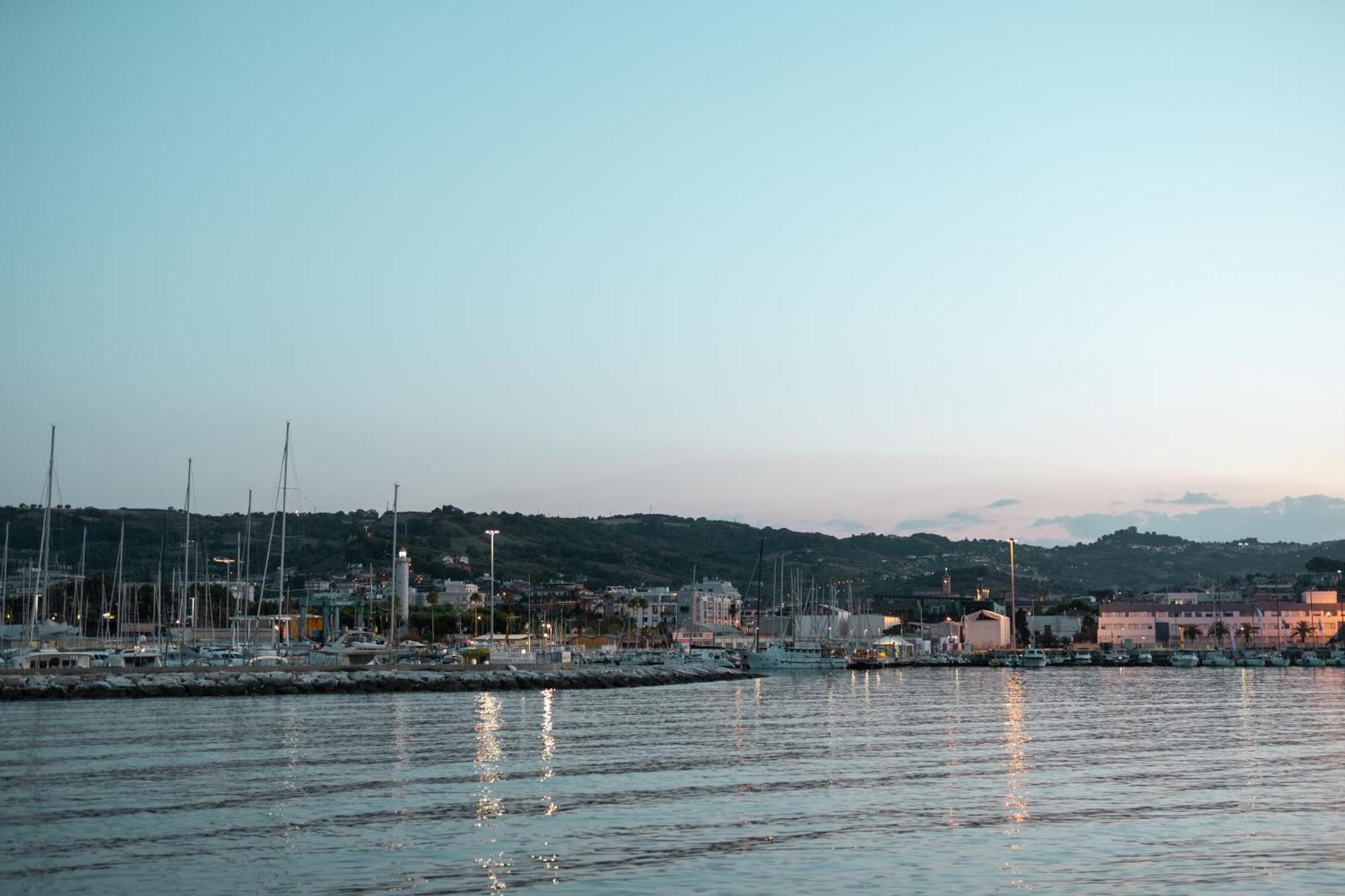 Appartamento Palazzo Galileo San Benedetto del Tronto Esterno foto